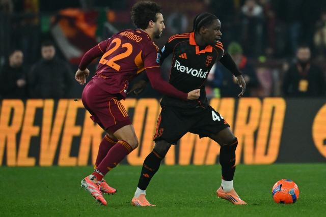 Roma's Spanish defender #22 Mario Hermoso (L) fights for the ball with Como's Dutch forward #42 Jayden Addai during the Italian Serie A football match between AS Roma and Como at the Olympic Stadium in Rome on December 15, 2025. (Photo by Filippo MONTEFORTE / AFP)