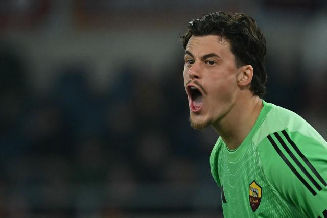 Roma's Serbian goalkeeper #99 Mile Svilar reacts during the Italian Serie A football match between AS Roma and Como at the Olympic Stadium in Rome on December 15, 2025. (Photo by Filippo MONTEFORTE / AFP)