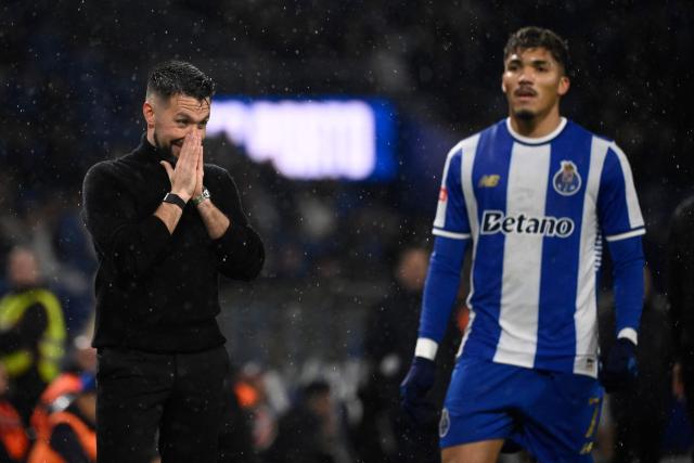 FC Porto's Italian coach Francesco Farioli (L) reacts during the Portuguese league football match between FC Porto and CF Estrela da Amadora at Dragao stadium in Porto on December 15, 2025. (Photo by Miguel RIOPA / AFP)