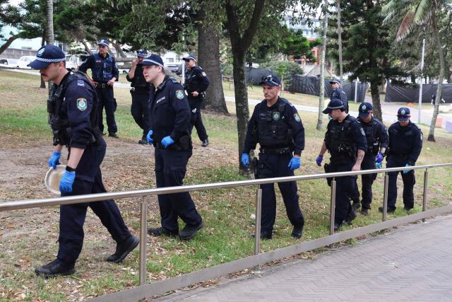 The police search for evidence around the area where the Bondi Beach shooting took place in Sydney on December 16, 2025. Australia's leaders have agreed to toughen gun laws after attackers killed 15 people at a Jewish festival on Bondi Beach, the worst mass shooting in decades decried as antisemitic "terrorism" by authorities. (Photo by DAVID GRAY / AFP)