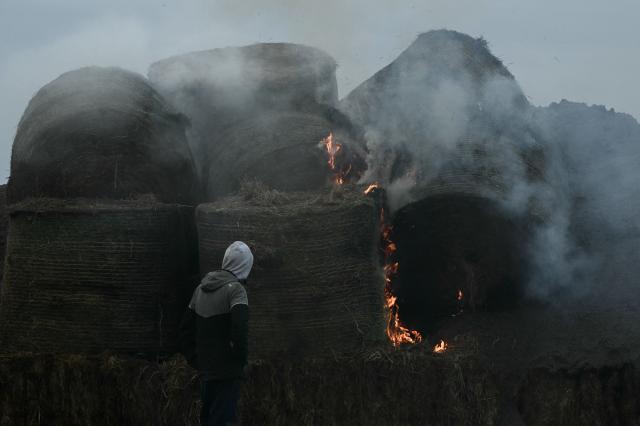 French farmers block the A63 motorway at the Cestas interchange in Gironde, south-western France on December 16, 2025, as part of nationwide action by farmers to protest against the government's mandatory culling protocol for cattle herds affected by lumpy skin disease (dermatose nodulaire contagieuse), a viral disease first detected in France in June 2025 that has led to the slaughter of over 3,000 cattle across more than 110 outbreaks nationwide, and against an EU trade deal with Mercosur countries. (Photo by Philippe LOPEZ / AFP)