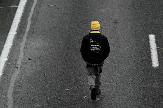 French farmers block the A63 motorway at the Cestas interchange in Gironde, south-western France on December 16, 2025. French farmers have been protesting against the government's mandatory culling protocol for cattle herds affected by lumpy skin disease (dermatose nodulaire contagieuse), a viral disease first detected in France in June 2025 that has led to the slaughter of over 3,000 cattle across more than 110 outbreaks nationwide. (Photo by Philippe LOPEZ / AFP)
