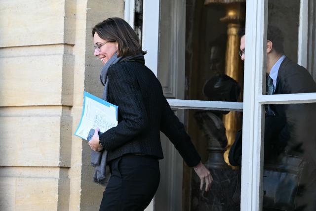 France's Public Accounts Minister Amelie de Montchalin (L) reacts as she leaves the Hotel Matignon after a meeting with The Prime Minister, government ministers and prefects on agricultural policy in Paris on December 16, 2025. The Prime Minister held a meeting on agriculture at the Hotel Matignon on December 16, 2025, as farmers criticize the government's handling of lumpy skin disease (dermatose nodulaire contagieuse) affecting livestock, and oppose the signing of a free trade agreement with Mercosur. (Photo by Blanca CRUZ / AFP)