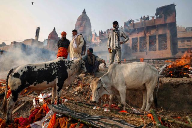 Relatives of the deceased gather for funeral rites along the banks of the river Ganges at Manikarnika Ghat in Varanasi on December 16, 2025. (Photo by Niharika KULKARNI / AFP)