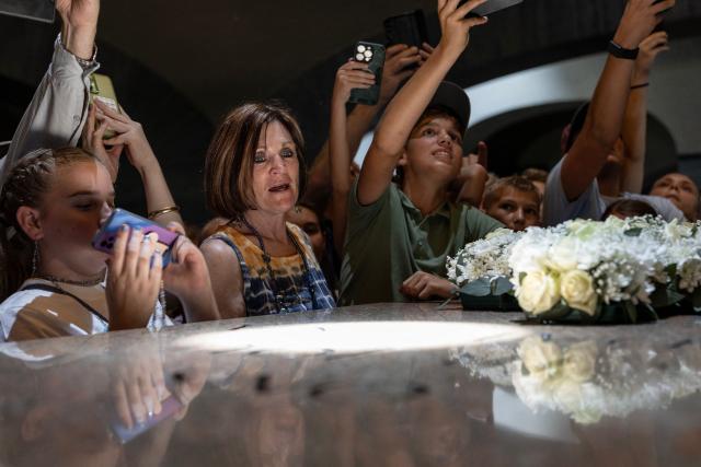 Attendees react as a light shines on the cenotaph as Afrikaners gather to celebrate the Day of the Vow (Geloftedag) at the Voortrekker Monument in Pretoria on December 16, 2025. The Day of the Vow (Geloftedag), which has since been renamed Reconciliation Day, is celebrated by traditional Afrikaners as the day they defeated the Zulu's at the Battle of Blood River, in KwaZulu Natal, on December 16, 1838. (Photo by Wikus de Wet / AFP)