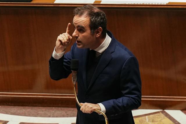 France's Prime Minister Sebastien Lecornu (C) gestures as he addresses MPs during a session of questions to the government at The National Assembly, France's lower house parliament, in Paris on December 16, 2025. (Photo by Dimitar DILKOFF / AFP)