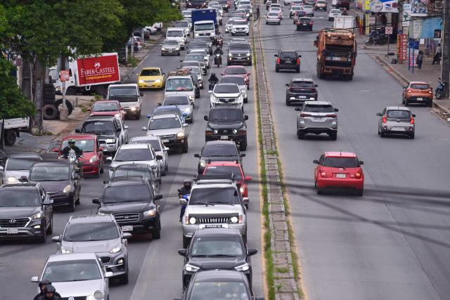 View of a traffic jam during a two-day strike of drivers of public transportation in Asuncion, on December 16, 2025. Drivers are protesting against a transport reform law and the measure affects 80% of the service of the Paraguayan capital and surroundings. (Photo by DANIEL DUARTE / AFP)