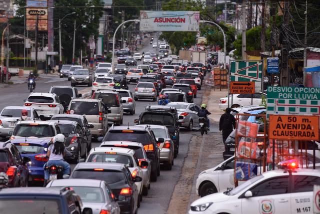 View of a traffic jam during a two-day strike of drivers of public transportation in Asuncion, on December 16, 2025. Drivers are protesting against a transport reform law and the measure affects 80% of the service of the Paraguayan capital and surroundings. (Photo by DANIEL DUARTE / AFP)