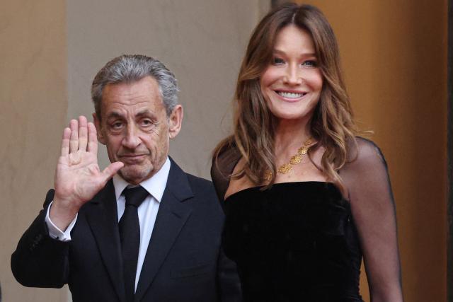 (FILES) France's former President Nicolas Sarkozy (L) and his wife Italian-French singer Carla Bruni arrive at The Elysee Presidential Palace ahead of a state dinner with France's and Brazil's President in Paris on June 5, 2025. French prosecutors on December 17, 2025 announced that they were seeking indictments against the former French President, his wife and nine others in an alleged witness-tampering case. (Photo by Ludovic MARIN / AFP)