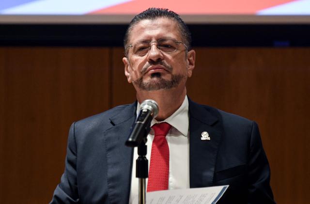 (FILES) Costa Rica's President Rodrigo Chaves appears before the Special Commission for the Lifting of Immunity of Members of the Legislative Assembly, in San Jose on November 14, 2025. Rodrigo Chaves faces Congress on December 16, 2025, over the possibility of losing his immunity, a step toward possible removal for allegedly influencing the 2026 election campaign. (Photo by EZEQUIEL BECERRA / AFP)