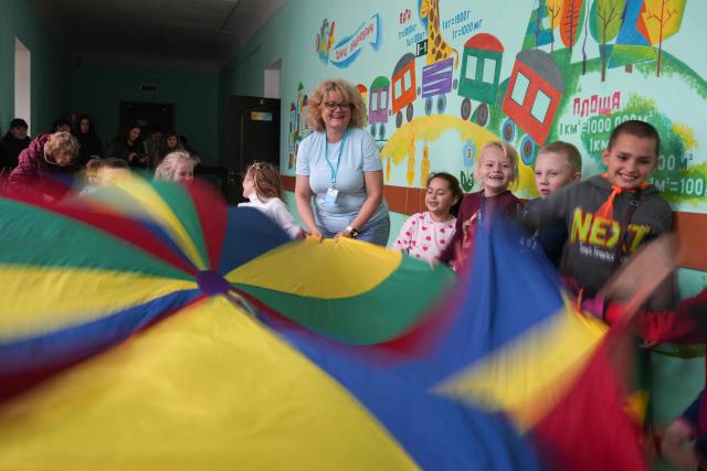 Psychologist Maryna Dudnyk, 50, who works for the Ukrainian NGO "Voices of Children", conducts a psychological relief session for children in Khorosheve, on October 14, 2025. This kind of workshops with around 50 children aged six to 11 to help them express their feelings. She explains that "the war has had a huge impact on the emotional state of young people, we all live under stress." In her consulting room, she hears "a lot of fear and anxiety in children... Teenagers suffer from self-harm, from suicidal thoughts." Researchers for the WHO who questioned 24,000 young Ukrainians from 11 to 17 at the end of 2023 found a "deterioration in the psychological wellbeing" and "significant" decrease in the happiness they felt. (Photo by OLEKSII FILIPPOV / AFP)