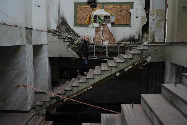 Kostiantyn Kosik, a 18-year-old displaced person from Avdiivka in Donetsk region, walks inside the destroyed building of the law university in Irpin where he studies, on October 20, 2025. It's not so simple for Kostiantyn Kosik, who is on medication for his tics, faintness and migraines. "I'm constantly nervous, on edge. It's because of the war. It has a huge effect on my health," said the bearded 18-year-old, who was dressed in black. (Photo by OLEKSII FILIPPOV / AFP)
