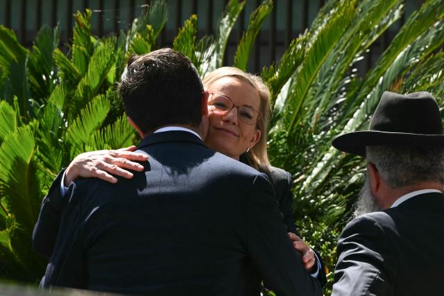 Leader of the opposition Liberal Party Sussan Ley (C) arrives for the funeral of rabbi Eli Schlanger, who was killed in the December 14 Bondi beach shooting attack, at the Chabad of Bondi Synagogue in Sydney on December 17, 2025. Mourners cried on December 17 as they wheeled the coffin into the first funeral service for victims of the Bondi Beach mass shooting, an AFP journalist saw. Huge crowds are expected to cram the Chabad of Bondi Synagogue in Sydney to pay their respects to slain rabbi Eli Schlanger, the first of 15 victims to be laid to rest. (Photo by Saeed KHAN / AFP)