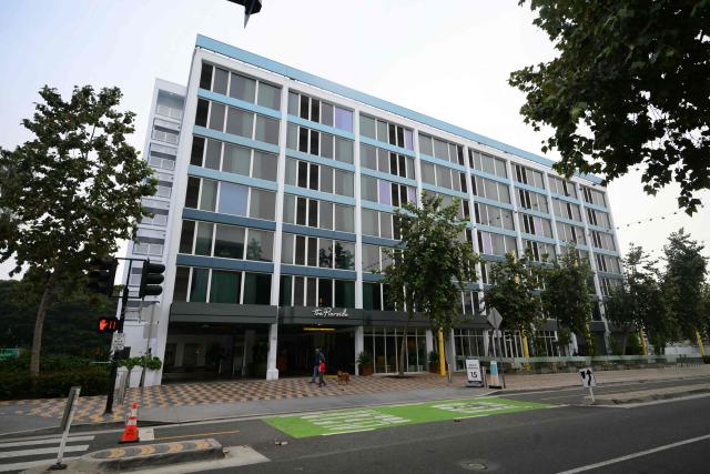 View of the outside of The Pierside Santa Monica hotel, where US media reported that Mick Reiner checked in and cleaning staff allegedly found blood in the room, in Santa Monica, California, on December 16, 2025. The son of famed Hollywood director Rob Reiner is to be charged with two counts of first degree murder over the brutal slaying of his parents, the chief prosecutor of Los Angeles said December 16.
Nick Reiner, 32, who has a history of substance abuse stretching back to his teenage years, could face the death penalty if convicted over the killings that shocked Hollywood, District Attorney Nathan Hochman said. (Photo by Frederic J. Brown / AFP)
