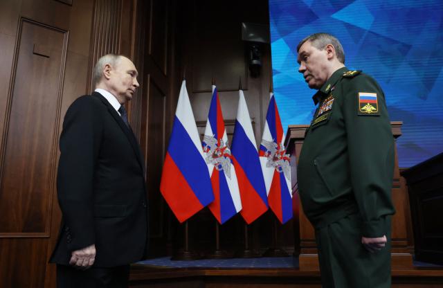 In this pool photograph distributed by the Russian state agency Sputnik, Russia's President Vladimir Putin and Chief of the General Staff Valery Gerasimov attend an expanded meeting of the Russian Defence Ministry Board at the National Defence Control Centre in Moscow on December 17, 2025. (Photo by Alexander KAZAKOV / POOL / AFP)