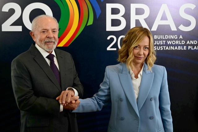 (FILES) Brazilian President Luiz Inacio Lula da Silva (L) shakes hands with Italy's Prime Minister Giorgia Meloni before a bilateral meeting in Rio de Janeiro on November 17, 2024, ahead of the G20 Summit. Brazil's President Luiz Inacio Lula da Silva warned on December 17, 2025, that if a trade deal between the European Union and South America's Mercosur trade bloc is not signed as planned on December 20, it will not happen at all while he is president. EU plans to seal a vast trade deal with Mercosur were thrown into disarray Wednesday as Italy joined France in demanding more time to sign off on it. (Photo by Mauro PIMENTEL / AFP)