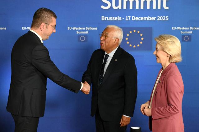 European Council President Antonio Costa (C) and Van European Commission President Ursula Von der Leyen (R) welcome North Macedonia's Prime Minister Hristijan Mickoski (L) upon arrival to attend the EU Western Balkans summit ahead of the European Council in Brussels on December 17, 2025. (Photo by NICOLAS TUCAT / AFP)