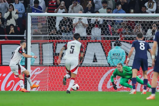 TOPSHOT - CR Flamengo’s Brazilian midfielder #21 Jorginho (L) scores his team's first goal from the penalty spot during the 2025 FIFA Intercontinental Cup final football match between Paris Saint-Germain (PSG) and CR Flamengo at the Ahmad bin Ali Stadium in Al-Rayyan on the outskirts of Doha on December 17, 2025. (Photo by Karim JAAFAR / AFP)