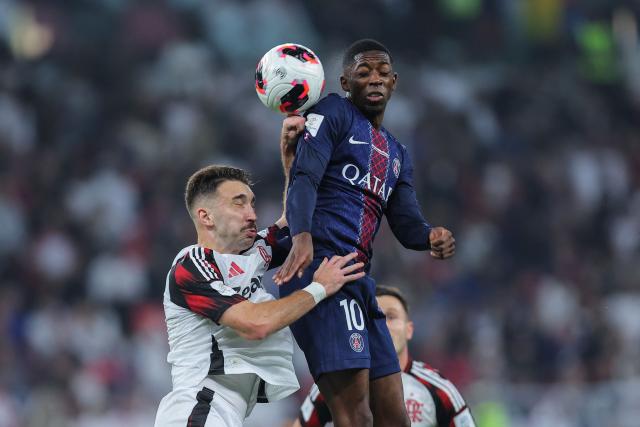 TOPSHOT - CR?Flamengo’s Brazilian defender #3 Leo?Ortiz (L) and Paris Saint-Germain's French forward #10 Ousmane Dembele fight for the ball during the 2025 FIFA Intercontinental Cup final football match between Paris Saint-Germain (PSG) and CR Flamengo at the Ahmad bin Ali Stadium in Al-Rayyan on the outskirts of Doha on December 17, 2025. (Photo by Karim JAAFAR / AFP)