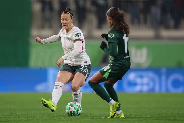 VfL Wolfsburg's French forward #19 Kessya Bussy (R) and Chelsea's English defender #22 Lucy Bronze vie for the ball during the UEFA Women's Champions League football match VfL Wolfsburg vs Chelsea FC in Wolfsburg, northern Germany, on December 17, 2025. (Photo by Ronny HARTMANN / AFP)