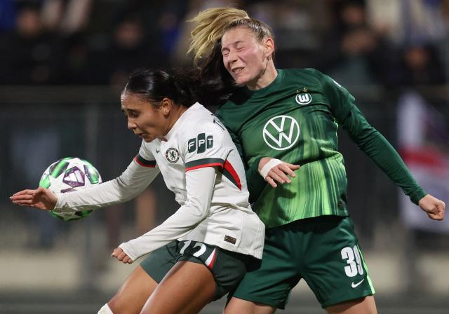 Chelsea's US forward #12 Alyssa Thompson and VfL Wolfsburg's German defender #39 Sarai Linder both jump to head the ball during the UEFA Women's Champions League football match VfL Wolfsburg vs Chelsea FC in Wolfsburg, northern Germany, on December 17, 2025. (Photo by Ronny HARTMANN / AFP) / ALTERNATIVE CROP