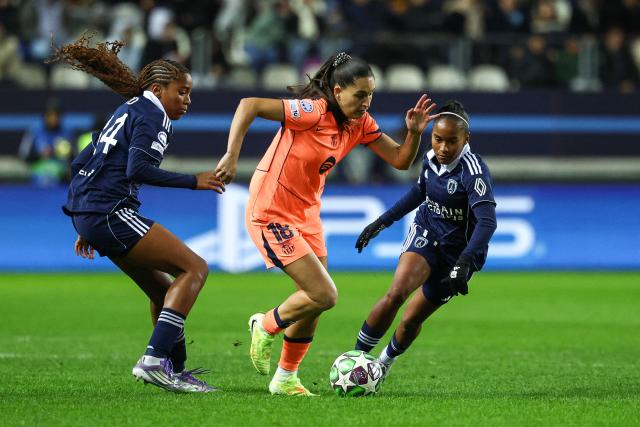Barcelona's Portuguese forward #18 Kika Nazareth (C) runs with the ball during the UEFA Women's Champions League group-stage football match between Paris FC and FC Barcelona at the Stade Jean-Bouin, in Paris, on december 17, 2025. (Photo by FRANCK FIFE / AFP)