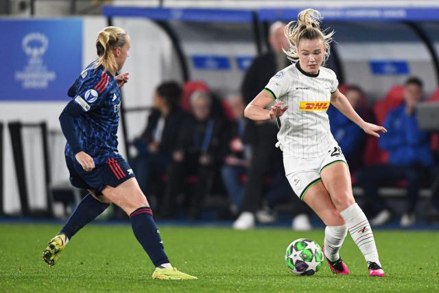 OH Leuven's Dutch forward #26 Isa Dekker (R) runs with the ball in front of Arsenal's English forward #09 Beth Mead (L) during the UEFA Women's Champions League group-stage football match between Oud-Heverlee Leuven and Arsenal at the Den Dreef Stadium in Heverlee on December 17, 2025. Arsenal?s Beth Mead and OHL Women's Isabella Isa Dekker pictured in action during a soccer match between Oud-Heverlee Leuven Women and English Arsenal, Wednesday 17 December 2025 in Heverlee, game 6 (out of 6) in the league phase of the UEFA Women's Champions League competition. BELGA PHOTO JILL DELSAUX (Photo by JILL DELSAUX / BELGA / AFP) / Belgium OUT