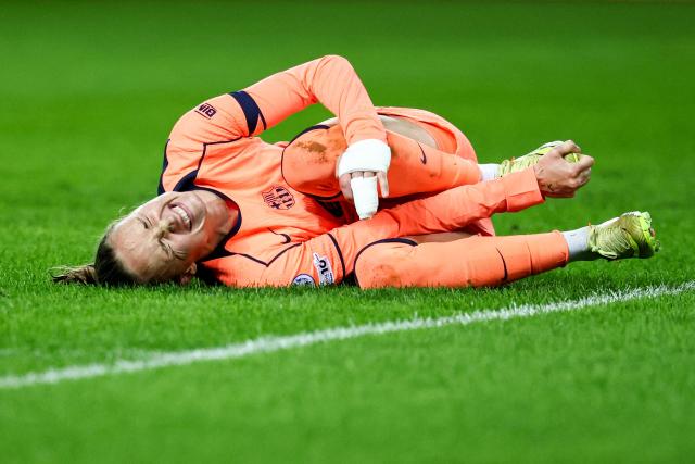 Barcelona's Norwegian forward #10 Caroline Hansen reacts after picking up an injury during the UEFA Women's Champions League group-stage football match between Paris FC and FC Barcelona at the Stade Jean-Bouin, in Paris, on december 17, 2025. (Photo by FRANCK FIFE / AFP)