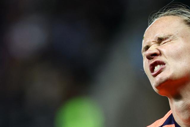 Barcelona's Norwegian forward #10 Caroline Hansen reacts after picking up an injury during the UEFA Women's Champions League group-stage football match between Paris FC and FC Barcelona at the Stade Jean-Bouin, in Paris, on december 17, 2025. (Photo by FRANCK FIFE / AFP)