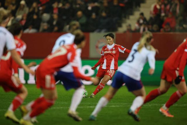 Bayern Munich's Japanese midfielder #18 Momoko Tanikawa shoots a free kick during the UEFA Women's Champions League football match FC Bayern Munich vs Valerenga Fotball in Munich, southern Germany on December 17, 2025. (Photo by Alexandra BEIER / AFP)