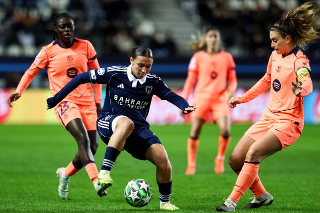Paris FC's French midfielder #27 Maeline Mendy (C) fights for the ball with Barcelona's Spanish midfielder #11 Alexia Putellas (R) during the UEFA Women's Champions League group-stage football match between Paris FC and FC Barcelona at the Stade Jean-Bouin, in Paris, on december 17, 2025. (Photo by FRANCK FIFE / AFP)