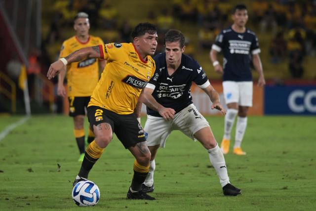 (FILES) Barcelona's defender Mario Pineida (L) and Bolivar's Spanish midfielder Pablo Hervias vie for the ball during the Copa Libertadores group stage first leg football match between Barcelona SC and Bolivar at the Monumental Banco Pichincha stadium in Guayaquil, Ecuador, on April 19, 2023. Ecuadorian footballer Mario Pineida was killed in an attack in the port city of Guayaquil on December 17, 2025, a hotspot for violence in the country due to drug trafficking, according to his club Ecuador's Barcelona. (Photo by MARCOS PIN / AFP)