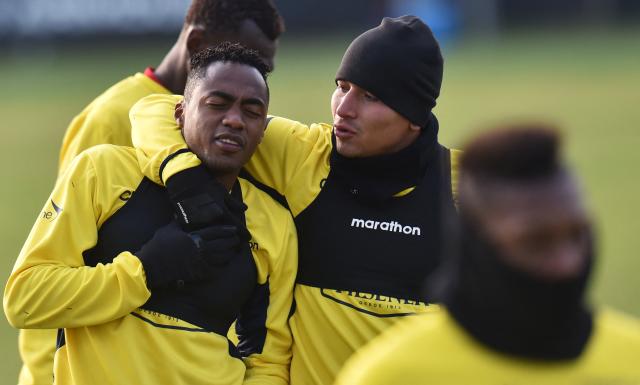 (FILES) Ecuadorean national football team players Renato Ibarra (L) and Mario Pineida (R) take part in a training session at the National Stadium in Santiago on June 13, 2015 during the Copa America 2015. Ecuadorian footballer Mario Pineida was killed in an attack in the port city of Guayaquil on December 17, 2025, a hotspot for violence in the country due to drug trafficking, according to his club Ecuador's Barcelona. (Photo by Rodrigo ARANGUA / AFP)