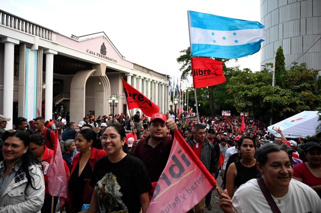 Supporters of the ruling Libertad y Refundacion (LIBRE) party gather in front of the Presidential House in support of Honduran President Xiomara Castro and against electoral fraud in Tegucigalpa on December 17, 2025. (Photo by Orlando SIERRA / AFP)