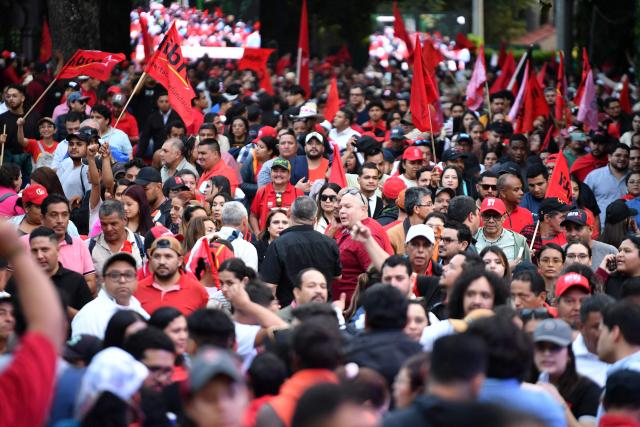 Supporters of the ruling Libertad y Refundacion (LIBRE) party gather in front of the Presidential House in support of Honduran President Xiomara Castro and against electoral fraud in Tegucigalpa on December 17, 2025. (Photo by Orlando SIERRA / AFP)