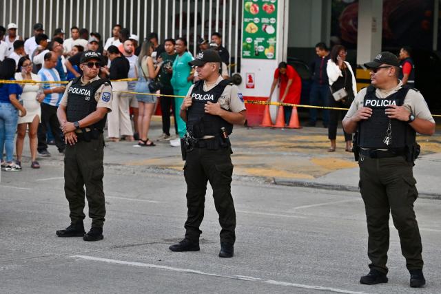 EDITORS NOTE: Graphic content / Ecuadorian police officers guard the crime scene where Barcelona's footballer Mario Pineida was killed in Guayaquil, Ecuador on December, 17, 2025. Ecuadorian footballer Mario Pineida was killed in an attack in the port city of Guayaquil on December 17, 2025, a hotspot for violence in the country due to drug trafficking, according to his club Ecuador's Barcelona. (Photo by MARCOS PIN / AFP)