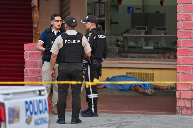 EDITORS NOTE: Graphic content / Ecuadorian police officers stand at the crime scene where Barcelona's footballer Mario Pineida was killed in Guayaquil, Ecuador on December, 17, 2025. Ecuadorian footballer Mario Pineida was killed in an attack in the port city of Guayaquil on December 17, 2025, a hotspot for violence in the country due to drug trafficking, according to his club Ecuador's Barcelona. (Photo by MARCOS PIN / AFP)