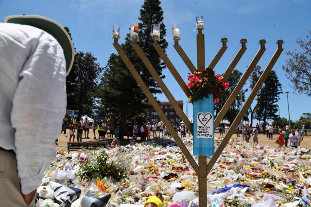 Mourners pay tribute outside Bondi Pavilion in Sydney on December 18, 2025, to honour victims of the Bondi Beach shooting. The attack at Bondi Beach on December 14 was one of the deadliest in Australian history. (Photo by DAVID GRAY / AFP)