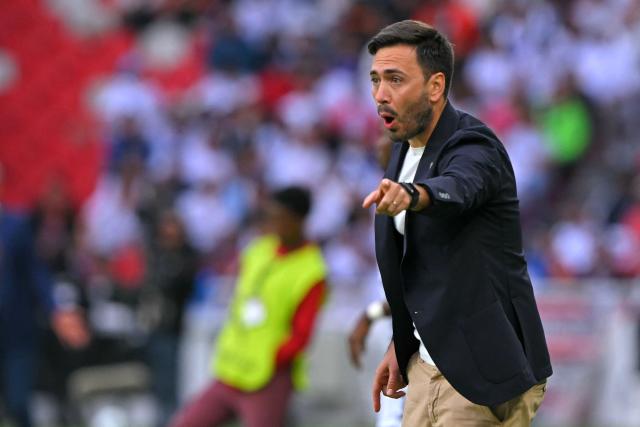 (FILES) Botafogo's Italian head coach Davide Ancelotti gestures during the Copa Libertadores round of 16 second leg football match between Ecuador's Liga de Quito and Brazil's Botafogo at the Rodrigo Paz Delgdo Stadium in Quito on August 21, 2025. Botafogo announced the departure of the young Italian coach Davide Ancelotti, son of Brazil's head coach Carlo Ancelotti, on December 17, 2025, without naming a successor. (Photo by Rodrigo BUENDIA / AFP)