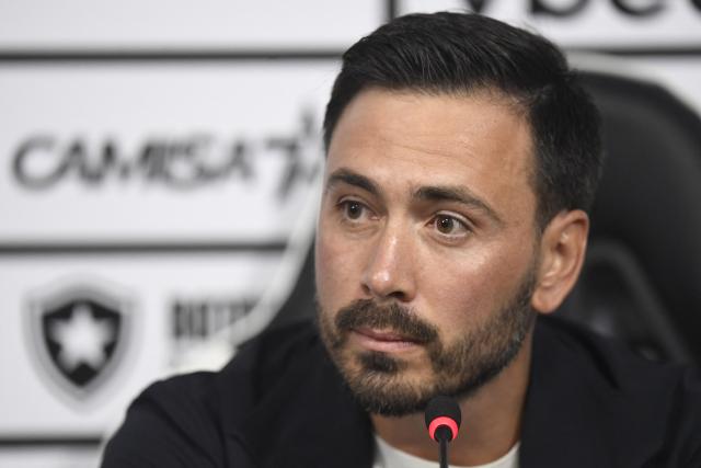 (FILES) Davide Ancelotti looks on during his presentation as the new head coach of the Botafogo football club in Rio de Janeiro, Brazil on July 14, 2025. Botafogo announced the departure of the young Italian coach Davide Ancelotti, son of Brazil's head coach Carlo Ancelotti, on December 17, 2025, without naming a successor. (Photo by Daniel RAMALHO / AFP)