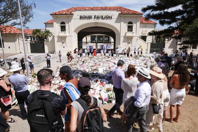 Mourners pay tribute outside Bondi Pavilion in Sydney on December 18, 2025, to honour victims of the Bondi Beach shooting. The attack at Bondi Beach on December 14 was one of the deadliest in Australian history. (Photo by DAVID GRAY / AFP)