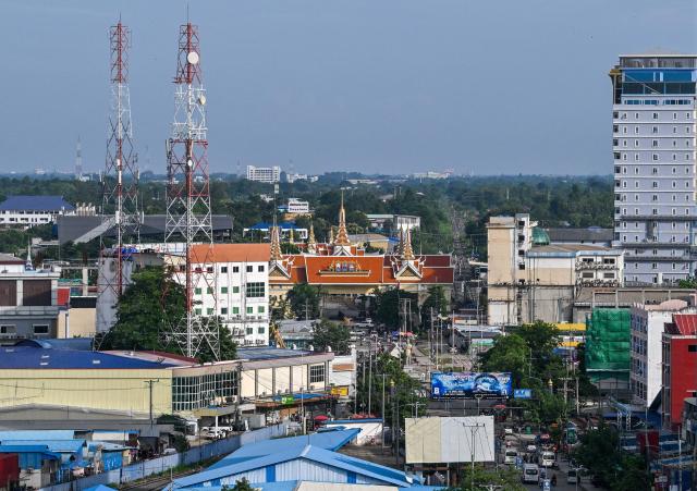 (FILES) A general view shows the closed Poipet international border checkpoint (C) between Cambodia and Thailand in Poipet town in Cambodia's Banteay Meanchey province on June 25, 2025. Cambodia's defence ministry said Thailand's military on December 18 bombed the casino hub of Poipet, a major land crossing between the two nations which are engaged in renewed clashes along their border. (Photo by TANG CHHIN Sothy / AFP)