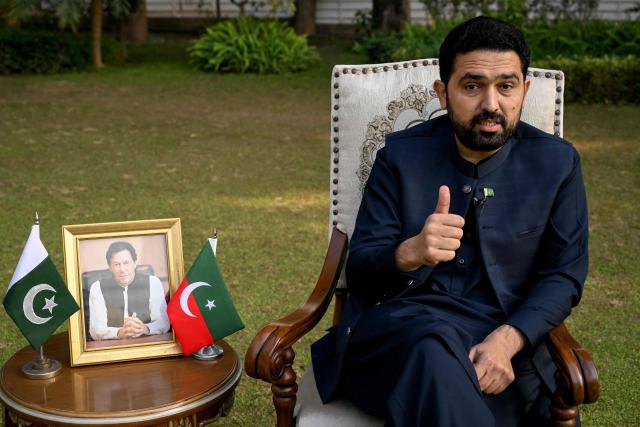 This photograph taken on November 25, 2025 shows Muhammad Sohail Afridi, chief minister of Khyber Pakhtunkhwa province sitting next to a portrait of Pakistan Tehreek-e-Insaf (PTI) party leader and jailed former prime minister Imran Khan at the Khyber Pakhtunkhwa (KP) House in Islamabad. (Photo by Aamir QURESHI / AFP)