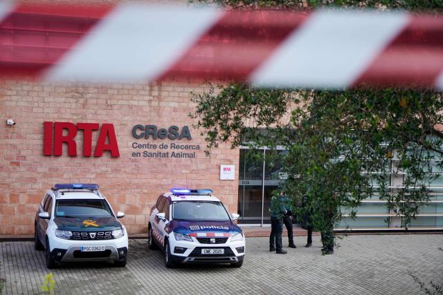 Catalan Police (Mossos d'Esquadra) and Spanish civil guards stand guard outside an animal laboratory as part of a judicial investigation to determine the origin of an outbreak of African swine fever in Bellaterra, outside Barcelona on December 18, 2025. "The Civil Guard and the Mossos d'Esquadra (Catalan police) are carrying out a search and seizure this morning at the IRTA-CRESA laboratory," both forces stated in separate press releases, specifying that the actions were ordered by an investigating judge who declared the proceedings "secret."
IRTA-CRESA is a laboratory located a few kilometers from the wooded area in the Barcelona metropolitan area where the first dead wild boars that tested positive for African swine fever appeared in late November, in the first outbreak of the disease identified in Spain since 1994. (Photo by Manaure Quintero / AFP)