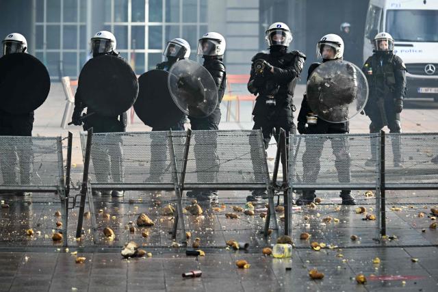 Police officers stand in front of the European Parliament, during a farmers' protest to denounce the reforms of the Common Agricultural Policy (CAP) and trade agreements such as the Mercosur, in Brussels, on December 18, 2025, organised by Copa-Cogeca, the main association representing farmers and agricultural cooperatives in the EU. EU Farmers, particularly in France, worry the Mercosur deal -- which will be discussed at the EU leaders meeting -- will see them undercut by a flow of cheaper goods from agricultural giant Brazil and its neighbours. They also oppose plans put forward by the European Commission to overhaul the 27-nation bloc's huge farming subsidies, fearing less money will flow their way. (Photo by NICOLAS TUCAT / AFP)