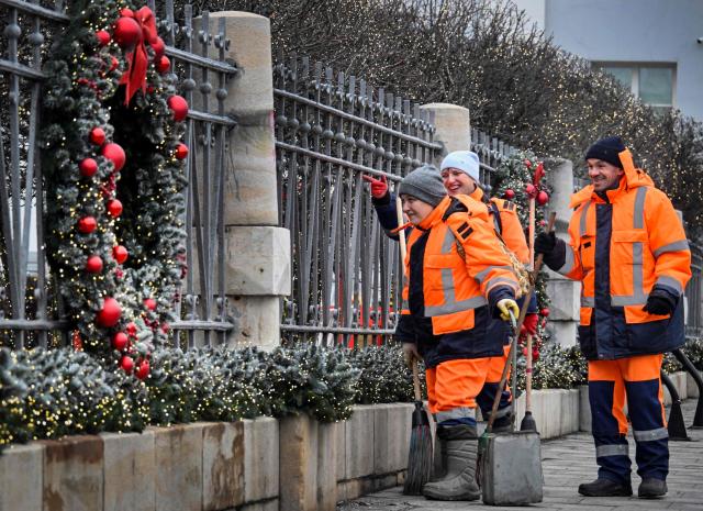 Municipal workers look at the Christmas decoration in central Moscow on December 18, 2025, in preparation for the New Year and Christmas holidays. (Photo by Alexander NEMENOV / AFP)