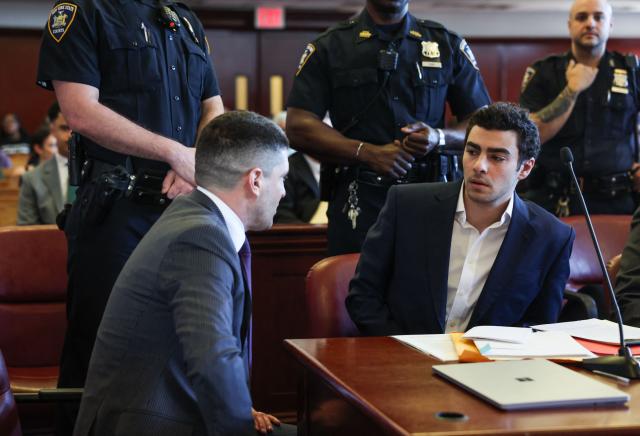 Luigi Mangione (R) confers with his attorney, Jacob Kaplan, as he appears in Manhattan Supreme Court during an evidence suppression hearing in the murder case of United Healthcare CEO Brian Thompson, in New York, on December 18, 2025. (Photo by Shannon Stapleton / POOL / AFP)