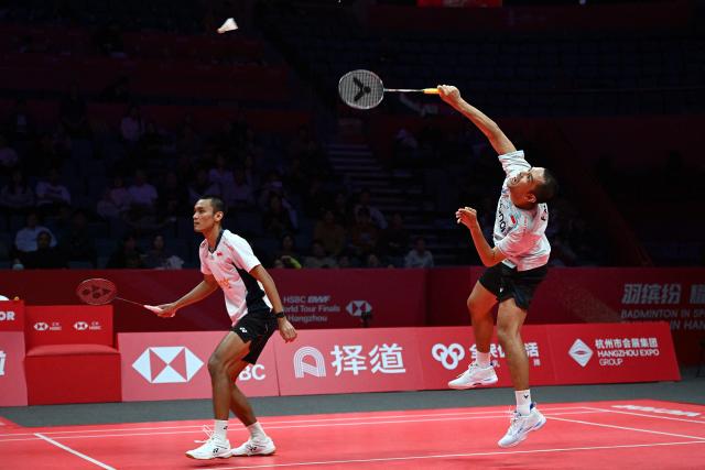Indonesia’s Fajar Alfian and Muhammad Shohibul Fikri play a point during their men's doubles match against India’s Satwiksairaj Rankireddy and Chirag Shetty at the BWF Badminton World Tour Finals at the Hangzhou Olympic Sports Centre Gymnasium in Hangzhou, in eastern China's Zhejiang province on December 18, 2025. (Photo by Jade Gao / AFP)