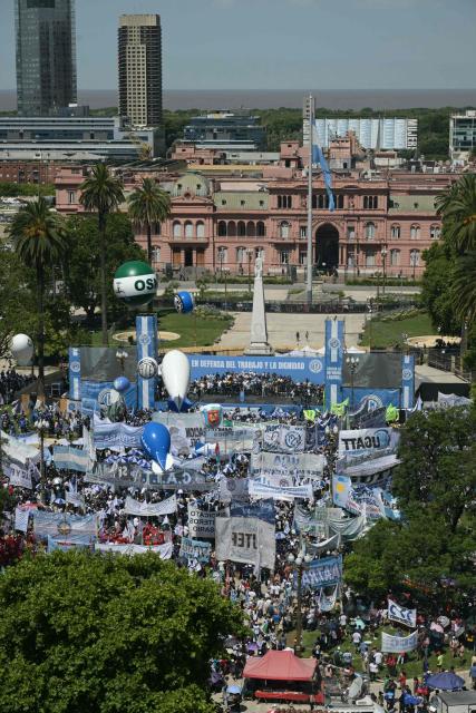 This view shows a protest organized by Argentine unions at Plaza de Mayo in Buenos Aires on December 18, 2025. People protested on December 18, against the labor reform promoted by Argentina’s ultraliberal President Javier Milei, in a demonstration called by the country’s main labor union. It was the first protest against the initiative, held outside the government palace in Buenos Aires. (Photo by Juan Mabromata / AFP)