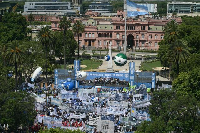 This view shows a protest organized by Argentine unions at Plaza de Mayo in Buenos Aires on December 18, 2025. People protested on December 18, against the labor reform promoted by Argentina’s ultraliberal President Javier Milei, in a demonstration called by the country’s main labor union. It was the first protest against the initiative, held outside the government palace in Buenos Aires. (Photo by Juan Mabromata / AFP)